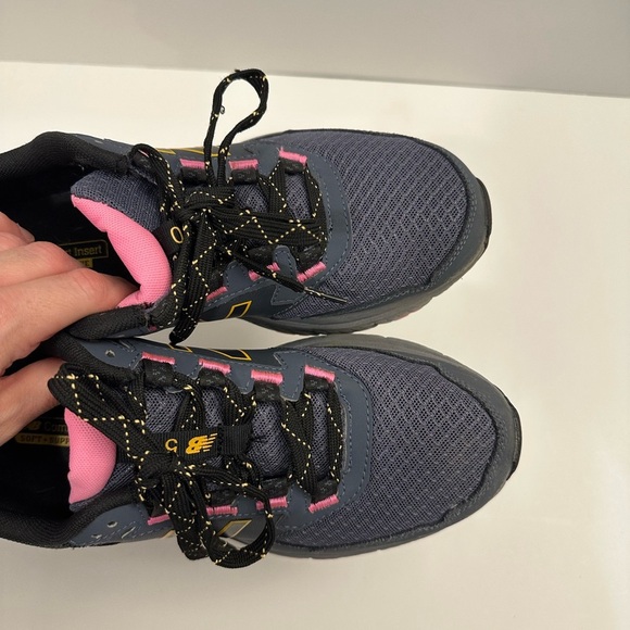 New Balance Women's 510v5 Trail Running Shoe Thunder/Pink Size 7.5 - Picture 4 of 11